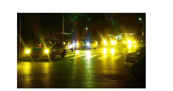 夜晚開車，小心穿了隱身衣的黑衣女子，會(huì)吃人！